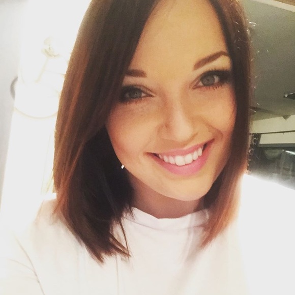 Meet your Poshers, Anna & Lucy - Picture 3 of 7